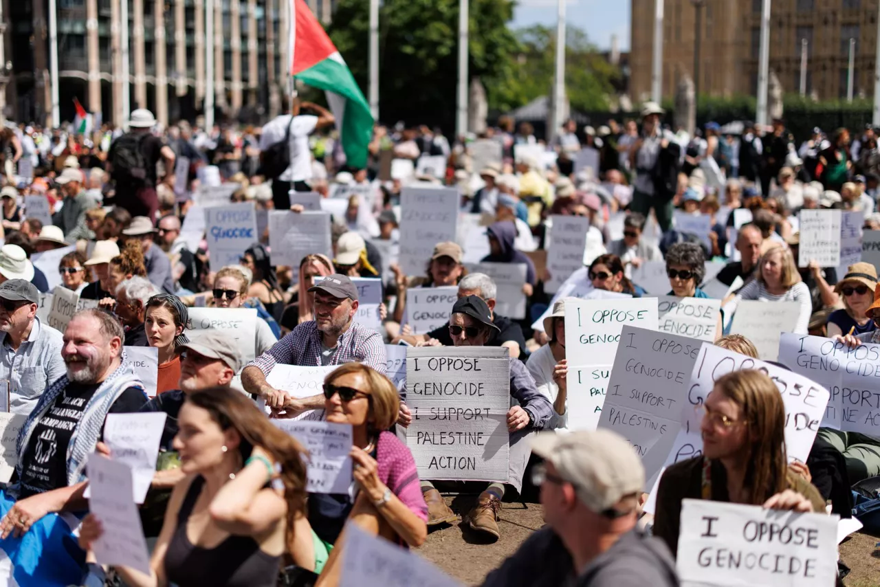 LONDON (United Kingdom), 09/08/2025.- Supporters of Palestine Action attend a mass protest organized by Defend Our Juries group as part of their campaign to end the proscription of Palestine Action, in Parliament Square, London, Britain, 09 August 2025. Palestine Action group was banned under terrorism law in the UK after activists allegedly broke into RAF Brize Norton military base in Oxfordshire in June 2025 and caused about 7 million GBP damage to British military planes. (Terrorismo, Protestas, Reino Unido, Londres) EFE/EPA/TOLGA AKMEN
