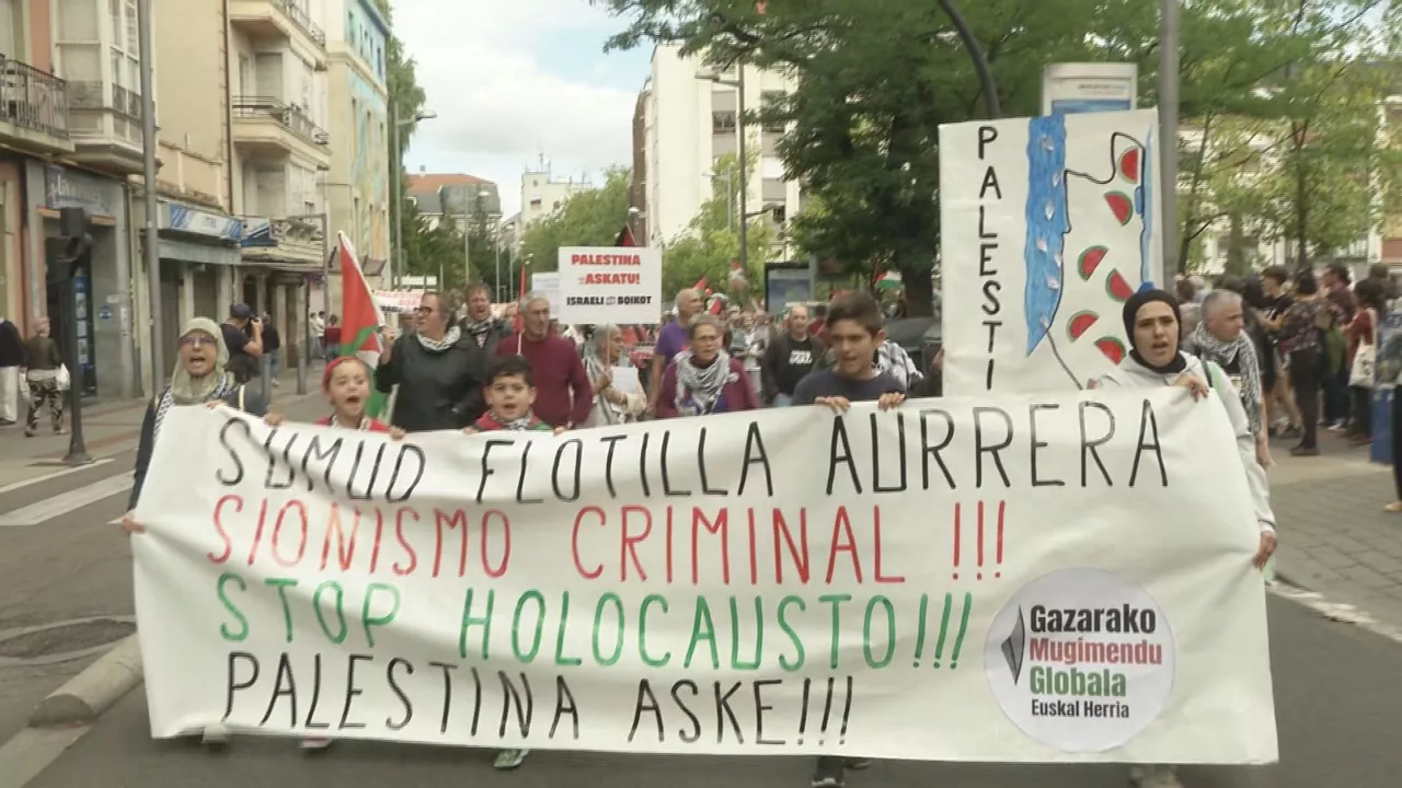 Más de un millar de personas se han manifestado por el centro de Vitoria este viernes para mostrar su apoyo al pueblo palestino y exigir un boicot a Israel.
