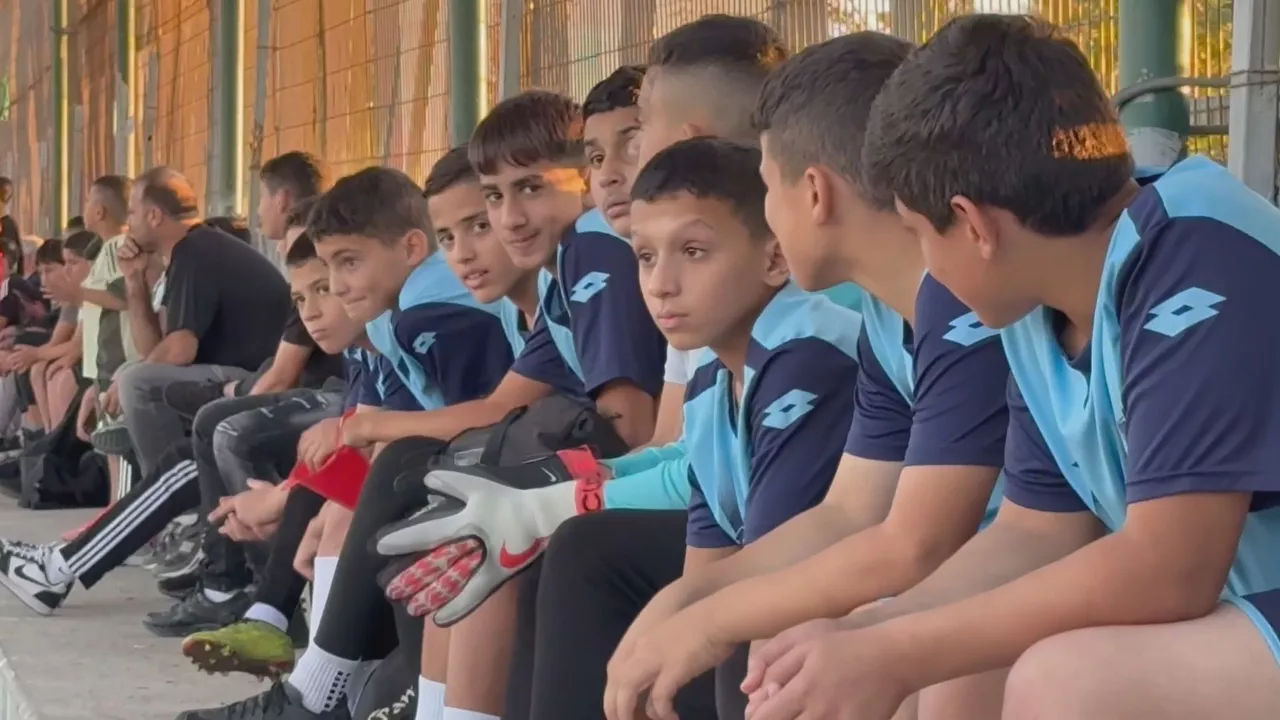 Niños palestinos sueñan en Jerusalén con un futuro en el fútbol y una camiseta de Palestina