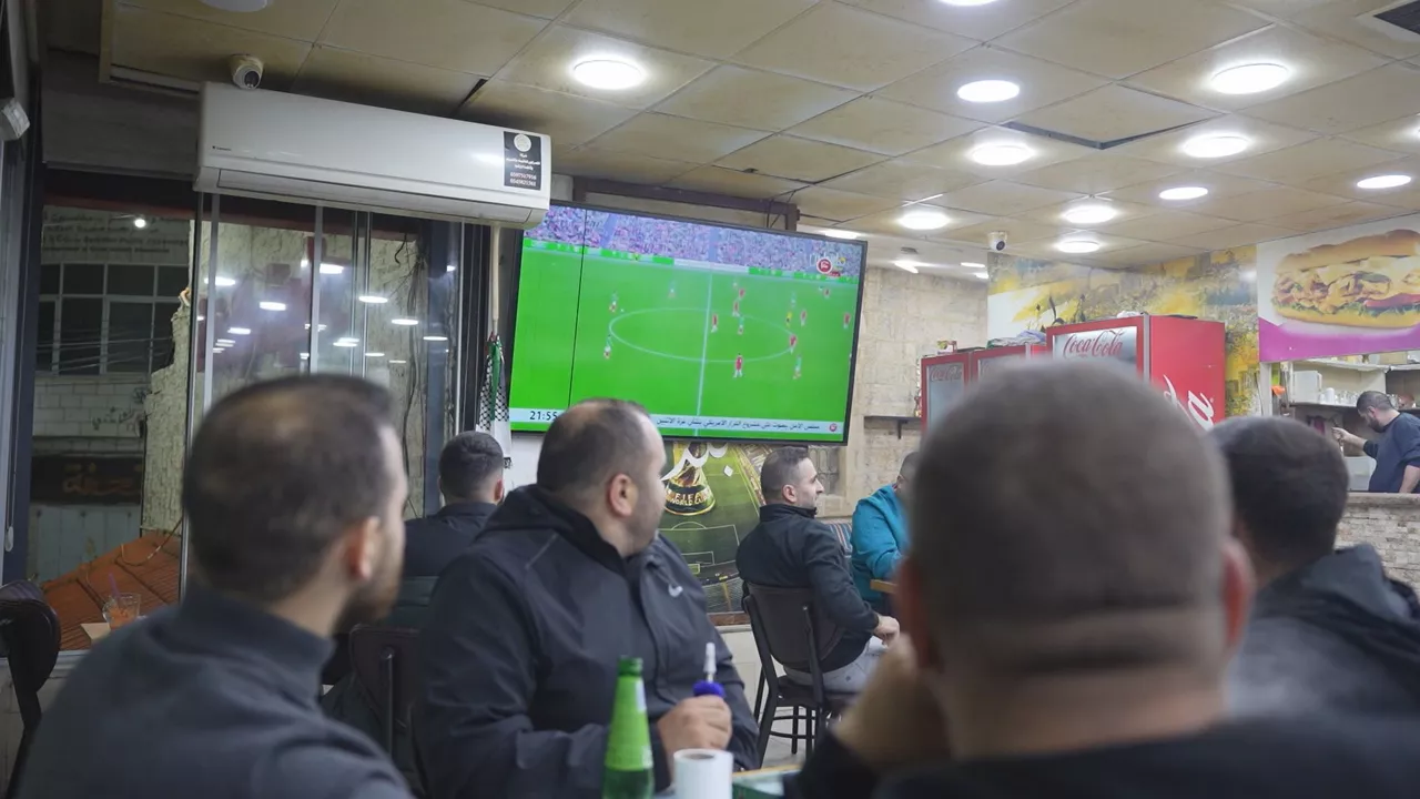 Palestinan ikusmin eta emozio handiz jarraitu dute Euskal Selekzioaren kontrako partida