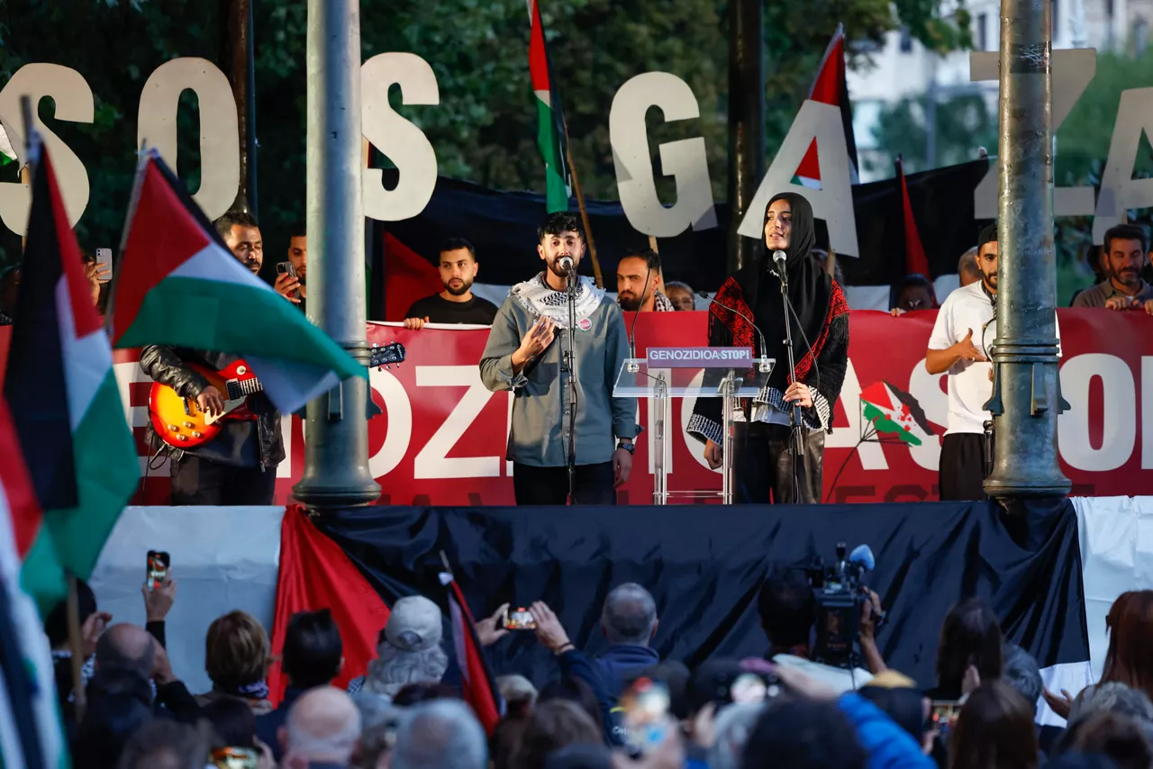 SAN SEBASTIÁN, 24/09/2025.- Varios músicos palestinos actúan durante la concentración propalestina durante el 73 Festival Internacional de Cine de San Sebastián. EFE/Javier Etxezarreta