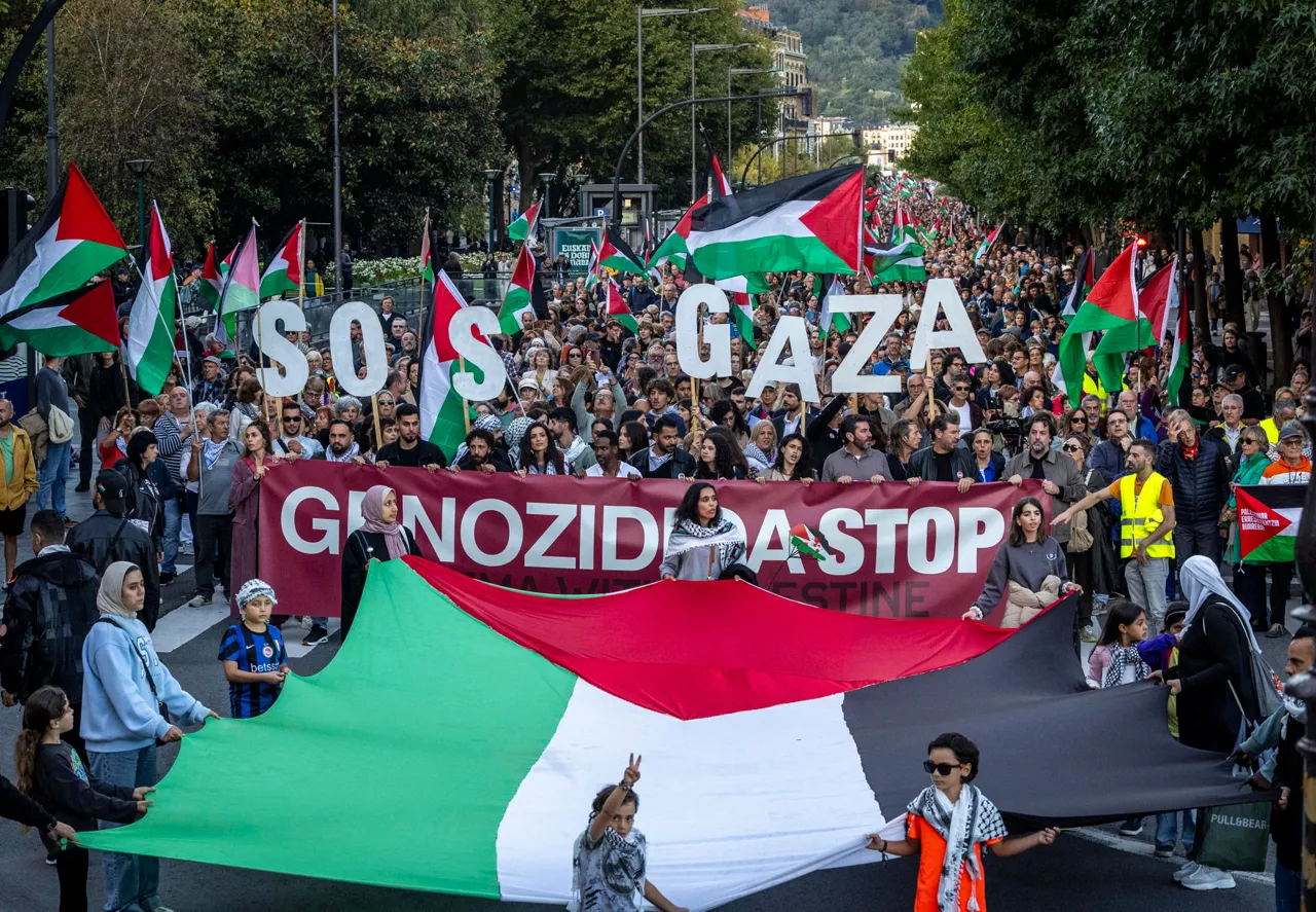 SAN SEBASTIÁN, 24/09/2025.- Miles de personas han participado en una manifestación propalestina este miercoles, en el 73 Festival Internacional de Cine de San Sebastián. EFE/Javier Etxezarreta
