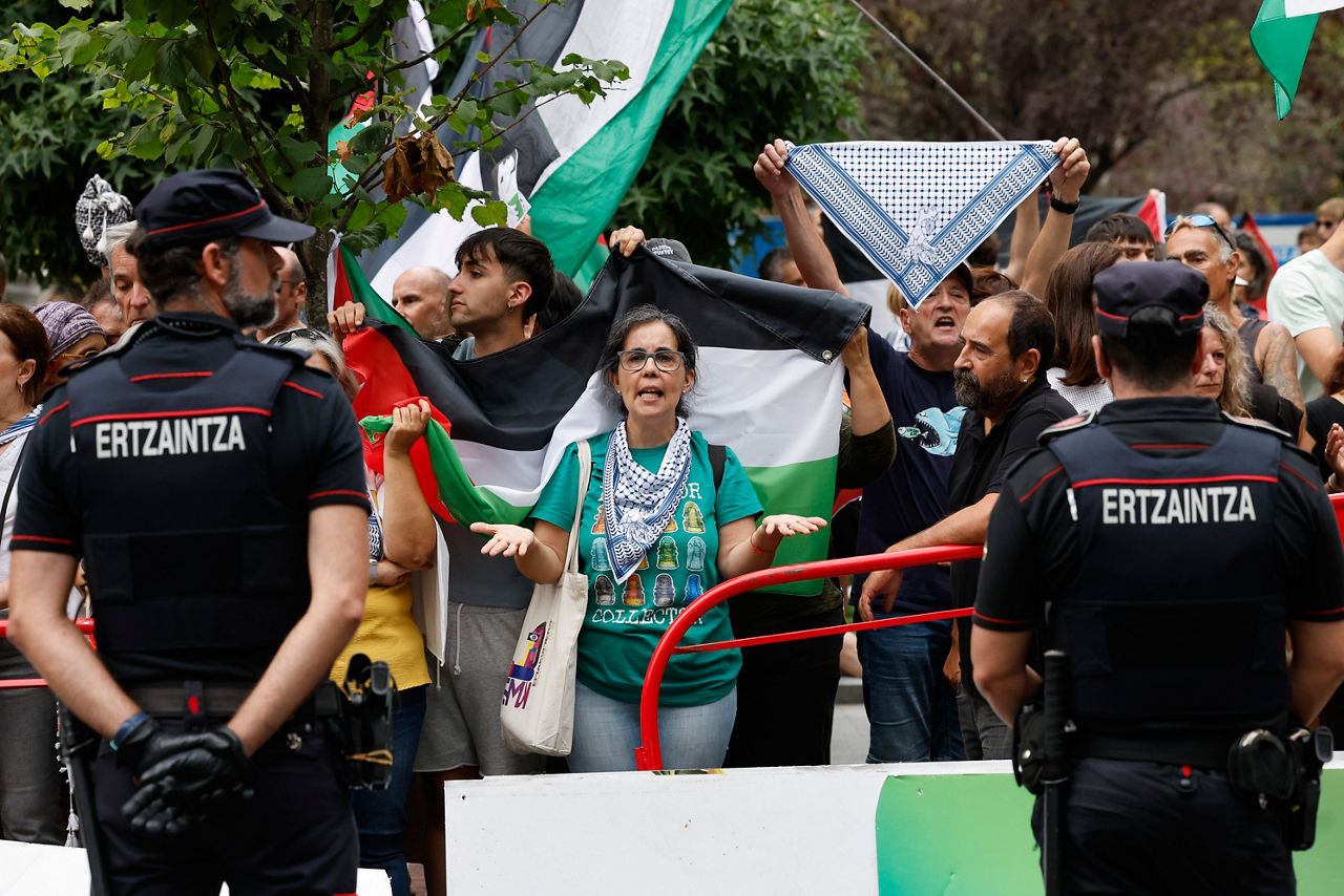 GRAFCAV2301. BILBAO, 03/09/2025.- La iniciativa Gernika Palestina ha invadido este miércoles un tramo de la Gran Vía de Bilbao al paso de la Vuelta ciclista por la capital vizcaína en protesta por la participación del equipo Israel Premier Tech y en apoyo a Palestina por lo que ha tenido que intervenir la Ertzaintza y modificar la línea de meta. EFE/ Miguel Toña
