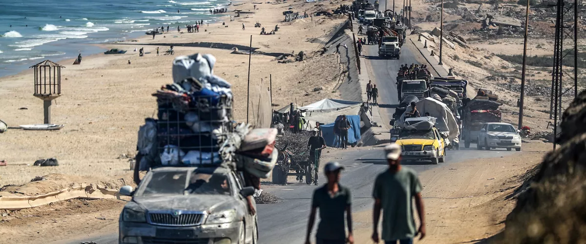 12 September 2025, Palestinian Territories, Nuseirat: Vehicles move along Rashid road in Nuseirat as displaced Palestinians evacuate Northern Gaza and Gaza City. Photo: Abed Rahim Khatib/dpa



12/9/2025 ONLY FOR USE IN SPAIN