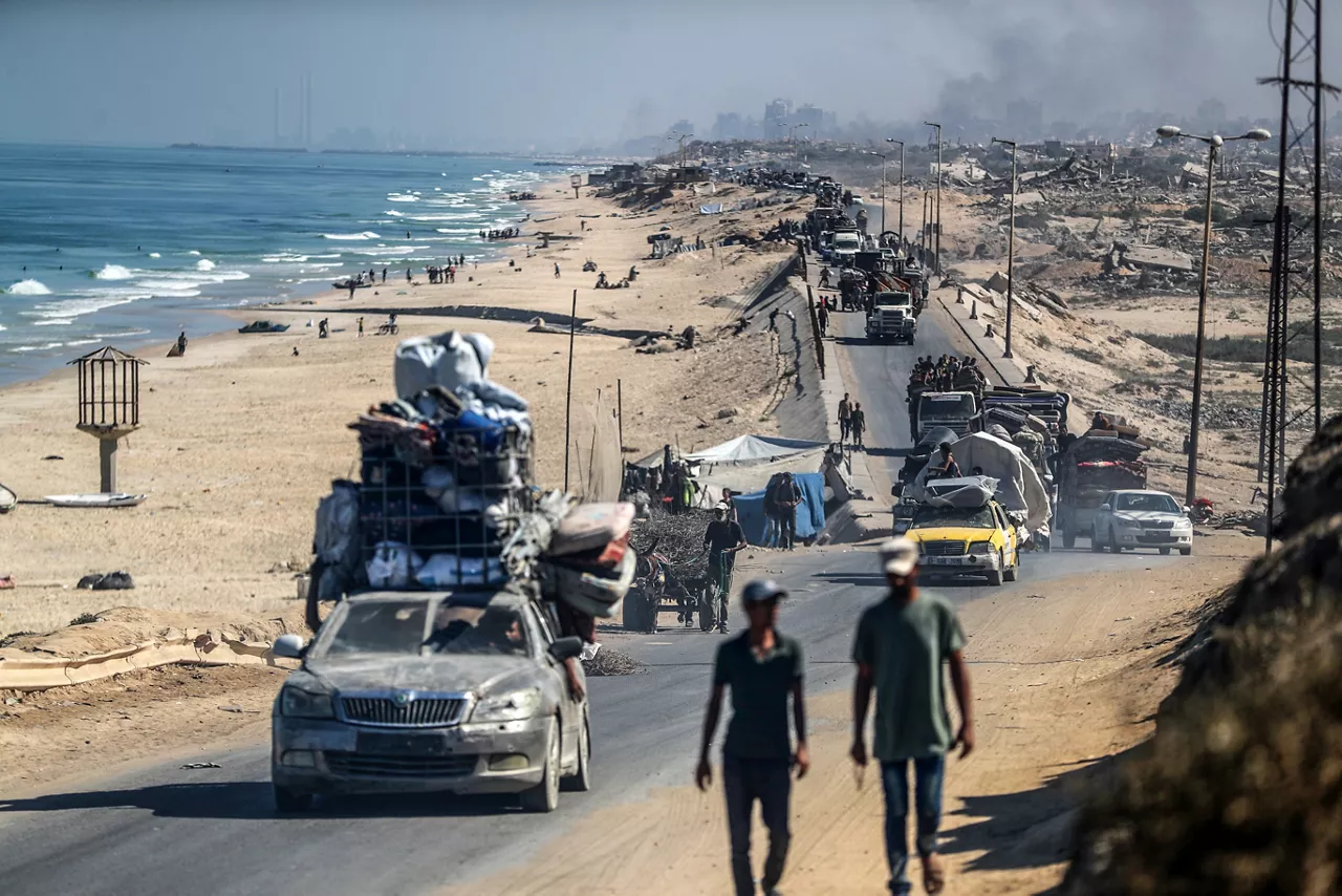 12 September 2025, Palestinian Territories, Nuseirat: Vehicles move along Rashid road in Nuseirat as displaced Palestinians evacuate Northern Gaza and Gaza City. Photo: Abed Rahim Khatib/dpa



12/9/2025 ONLY FOR USE IN SPAIN