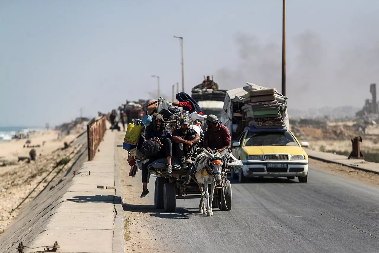 12 September 2025, Palestinian Territories, Nuseirat: Vehicles and a donkey cart carrying displaced Palestinians move along Rashid road in Nuseirat as Palestinians evacuate Northern Gaza and Gaza City. Photo: Abed Rahim Khatib/dpa



12/9/2025 ONLY FOR USE IN SPAIN