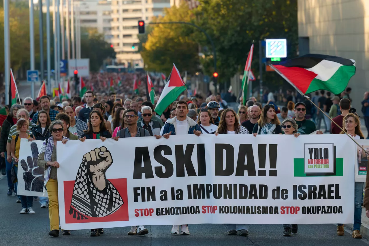 PAMPLONA, 18/10/2025.- Varios miles de personas han vuelto a salir a las calles del centro de Pamplona este sábado, para rechazar la situación en la que se encuentra Gaza y pedir una resolución de la guerra que evite el "colonialismo y la ocupación" de Palestina. Ha sido en una manifestación convocada por Yala Nafarroa, que ha estado encabezada por una pancarta con el lema "Aski da!! Fin a la impunidad de Israel. Stop Genozidioa. Stop kolonialismoa. Stop okupazioa", que sostenían los representantes del colectivo convocante. EFE/ Iñaki Porto
