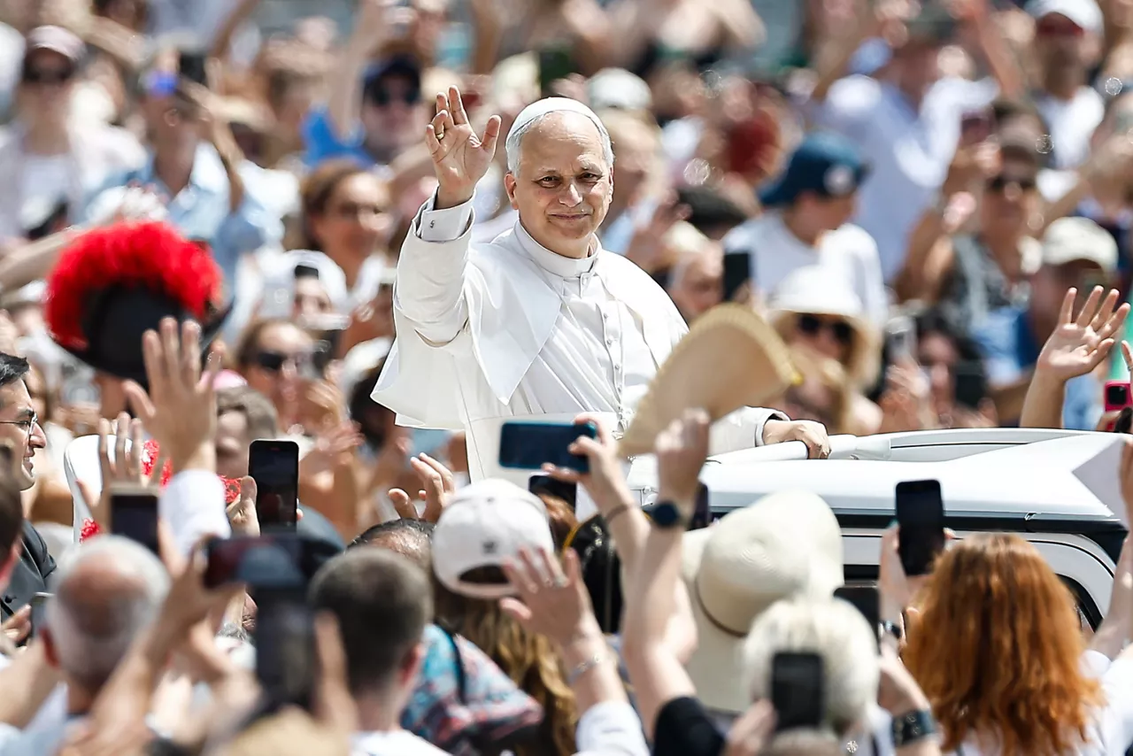Vatican City (Vatican City State (Holy See)), 15/06/2025.- Pope Leo XIV greets the audience after the Holy Mass for the Jubilee of Sport, in Saint Peter's Square, in Vatican City, 15 June 2025. (Papa) EFE/EPA/ANGELO CARCONI
