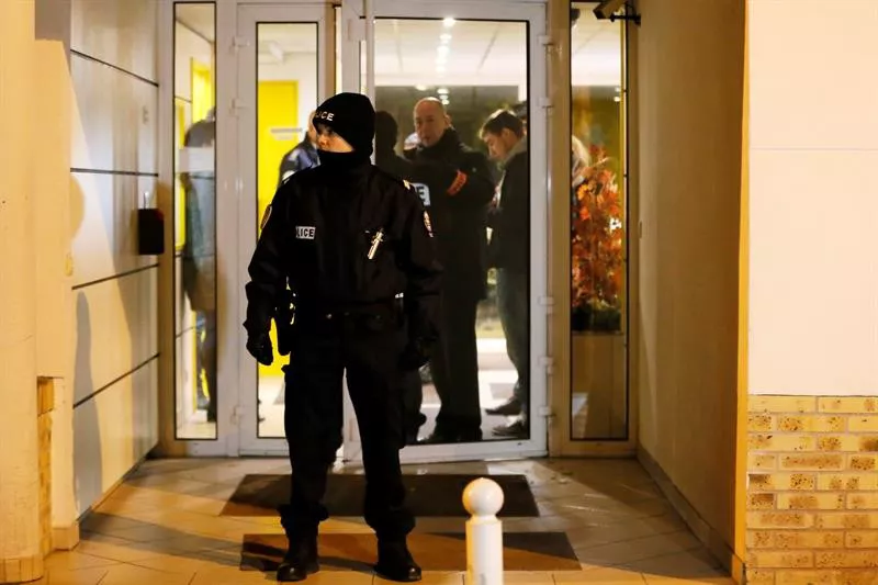 La Polícia en el lugar donde han encontrado el cinturón explosivo. Foto: EFE