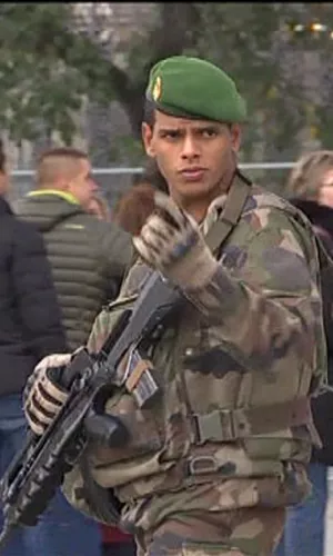 Soldadu bat, Parisen. EiTB