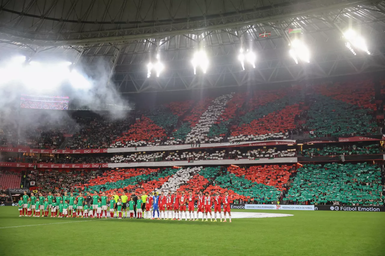 BILBAO, 15/11/2025.- Minuto de silencio celebrado antes del partido amistoso entre Euskal Selekzioa y Palestina disputan este sábado en el estadio de San Mamés, en Bilbao. EFE
