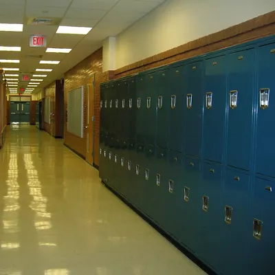 pasillo colegio acoso escolar ikastetxea eskola jazarpena