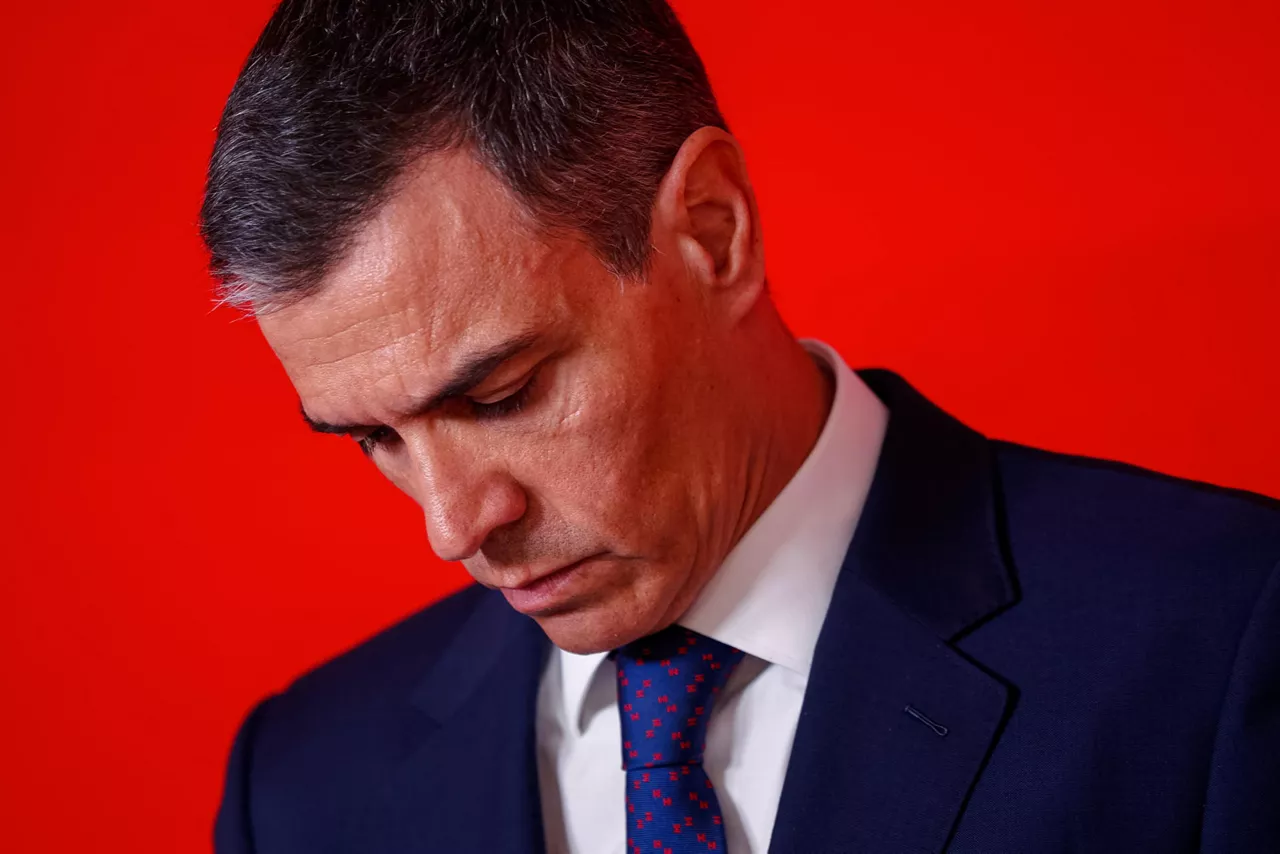 MADRID, 12/06/2025.- El presidente del Gobierno y líder del PSOE, Pedro Sánchez, ha admitido que los socialistas no debieron confiar en su hasta ahora secretario de Organización, Santos Cerdán, cuya dimisión le ha exigido al conocer el informe de la UCO que le implica en supuestos casos de corrupción y ha asegurado que "aunque la decepción es grande, la respuesta será siempre contundente", durante la rueda de prensa ofrecida este jueves en la sede del partido. EFE/Daniel Gonzalez
