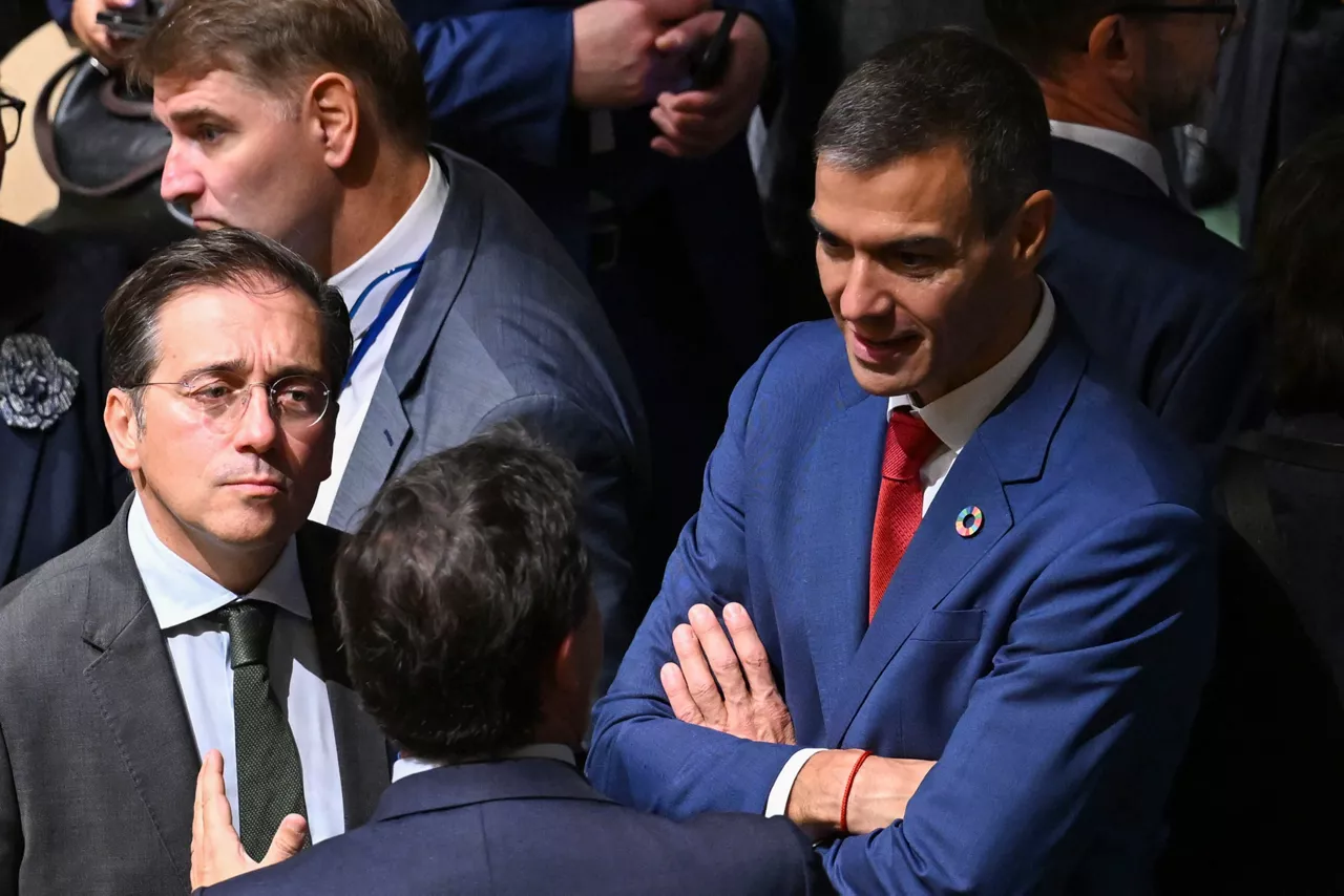 NUEVA YORK, 23/09/2025.- El presidente del Gobierno español, Pedro Sánchez y el ministro de Asuntos Exteriores José Manuel Albares, asisten a la sesión de apertura del Debate General del 80º período de sesiones de la Asamblea General de Naciones Unidas, este martes en Nueva York.EFE/ Borja Puig De La Bellacasa /Pool Moncloa***SOLO USO EDITORIAL/SOLO DISPONIBLE PARA ILUSTRAR LA NOTICIA QUE ACOMPAÑA (CRÉDITO OBLIGATORIO)***
