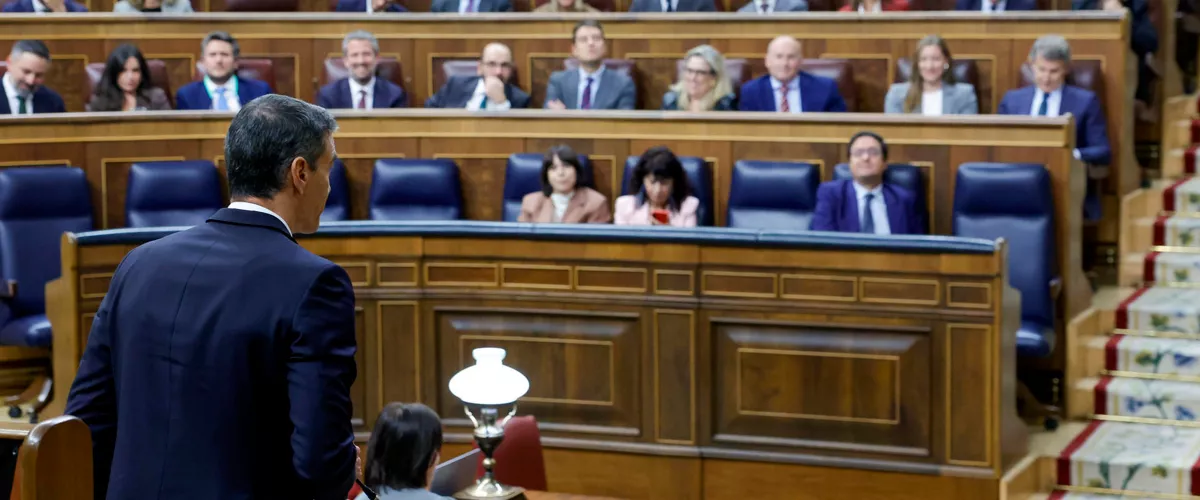 MADRID, 12/11/2025.- El presidente del Gobierno, Pedro Sánchez tras intervenir en el pleno que celebra este miércoles el Congreso. EFE/ ZIPI ARAGON
