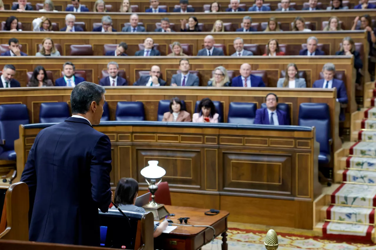 MADRID, 12/11/2025.- El presidente del Gobierno, Pedro Sánchez tras intervenir en el pleno que celebra este miércoles el Congreso. EFE/ ZIPI ARAGON
