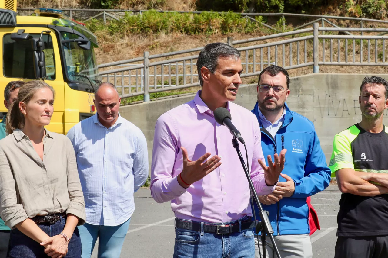 DEGAÑA (ASTURIAS), 22/08/2025.- El presidente del Gobierno, Pedro Sánchez (c), acompañado por la vicepresidenta tercera y ministra para la Transición Ecológica y el Reto Demográfico, Sara Aagesen (i), y el presiente de Asturias, Adrián Barbón (2d), hace una declaración durante su visita al Puesto de Mando Avanzado de Degaña (Asturias), en donde se concentran los mayores esfuerzos de los equipos de extinción en Asturias. EFE/ J.L. Cereijido

