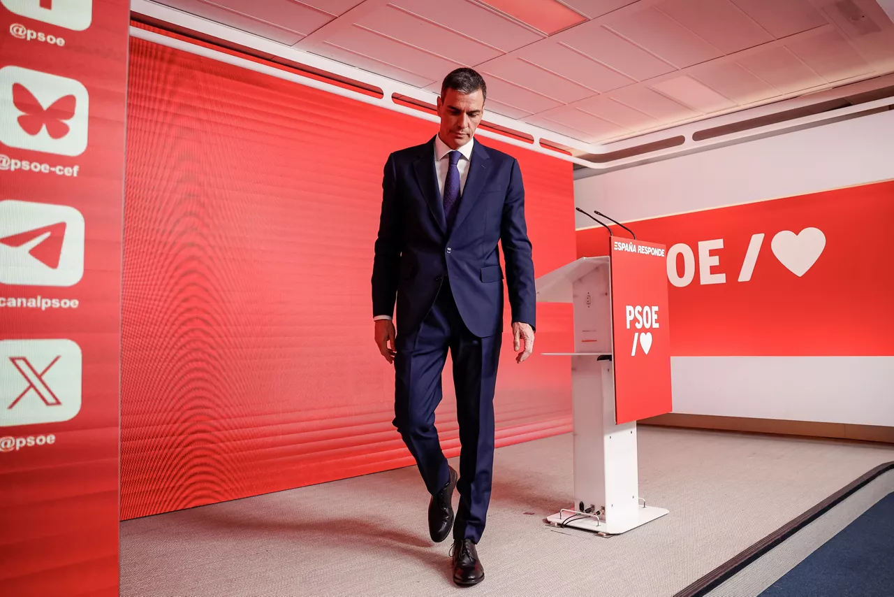 FOTODELDÍA MADRID, 12/06/2025.- El presidente del Gobierno y líder del PSOE, Pedro Sánchez, ha admitido que los socialistas no debieron confiar en su hasta ahora secretario de Organización, Santos Cerdán, cuya dimisión le ha exigido al conocer el informe de la UCO que le implica en supuestos casos de corrupción y ha asegurado que "aunque la decepción es grande, la respuesta será siempre contundente", durante la rueda de prensa ofrecida este jueves en la sede del partido. EFE/Daniel Gonzalez
