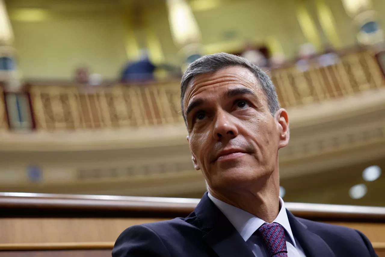 MADRID, 09/07/2025.- El presidente del Gobierno, Pedro Sánchez, a su llegada para asistir el pleno del Congreso de los Diputados este miércoles. EFE/ Javier Lizon
