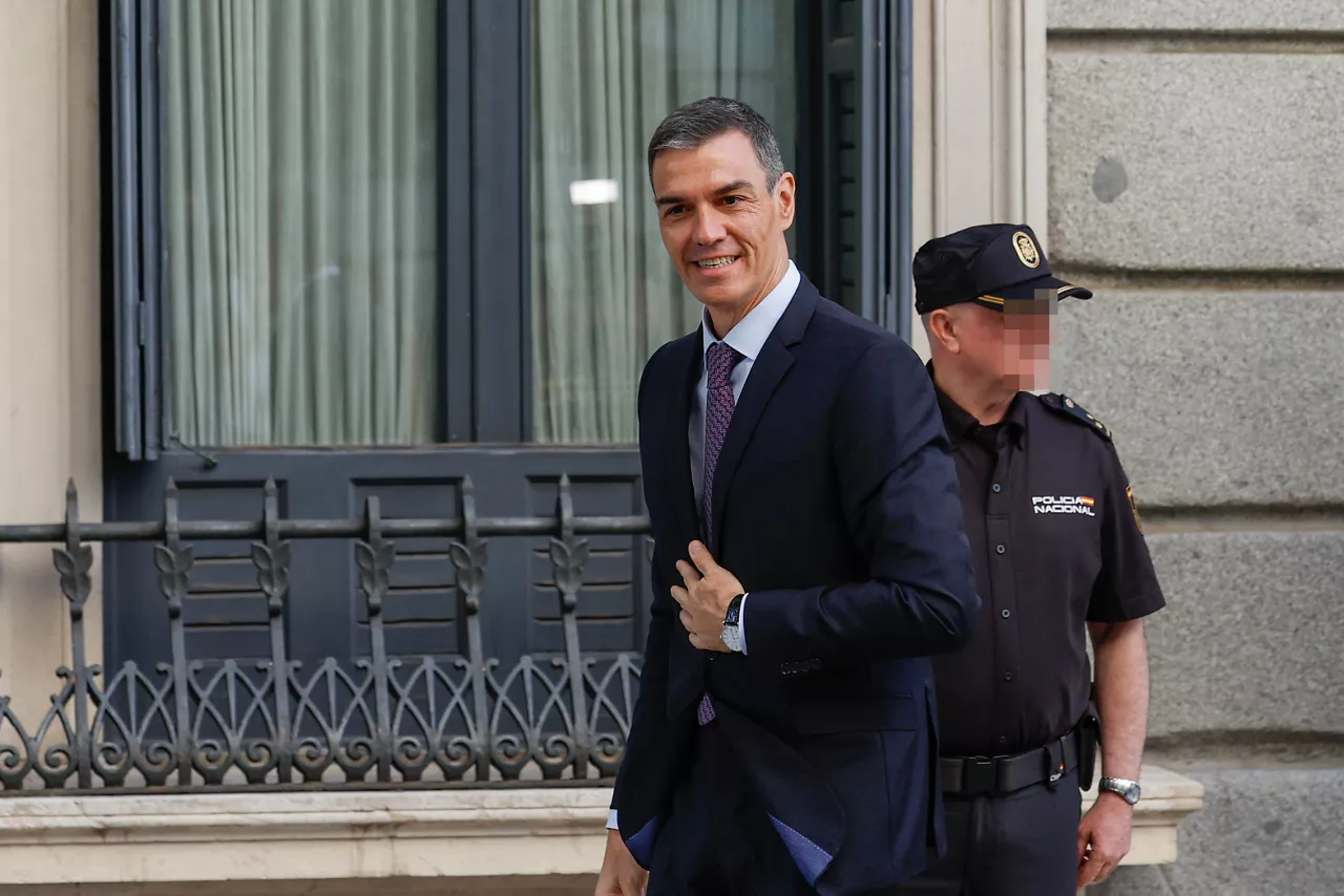 MADRID, 09/07/2025.- El presidente del Gobierno, Pedro Sánchez, llega al Congreso de los Diputados para asistir al pleno de la Cámara Baja, este miércoles. EFE/ Javier Lizón
