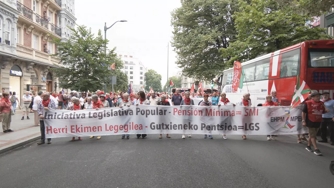Durante el recorrido han coreado lemas como "parlamentarios, esta ILP hay que aprobar", "pensión mínima, salario mínimo" o "a las residencias, más atención". El colectivo exigir que las pensiones mínimas sean complementadas en Euskadi hasta el salario mínimo interprofesional.