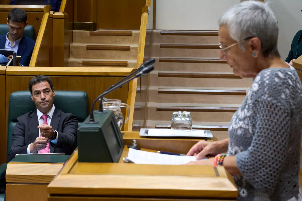 a portavoz de los pensionistas Ana Mezo es observada por el lehendakari Imanol Pradales 
