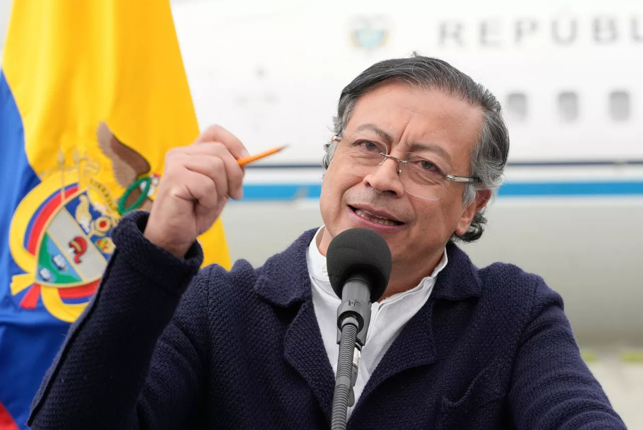 AME503. BOGOTÁ (COLOMBIA), 17/09/2025.- Fotografía cedida por la Presidencia de Colombia de su mandatario, Gustavo Petro, durante una alocución este miércoles, en Bogotá (Colombia). Petro consideró "una injusticia" y "un insulto" la decisión del Gobierno estadounidense de retirar a su país de la lista de naciones que cumplieron en los últimos doce meses en la lucha contra el narcotráfico, sanción llamada comúnmente 'descertificación'. EFE/ Presidencia de Colombia /SOLO USO EDITORIAL/ NO VENTAS/ SOLO DISPONIBLE PARA ILUSTRAR LA NOTICIA QUE ACOMPAÑA (CRÉDITO OBLIGATORIO)
