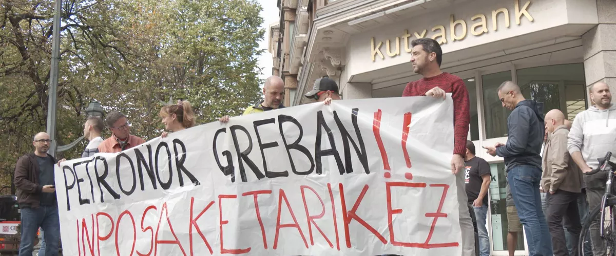 Petronorreko langileen protesta Kutxabanken egoitzan