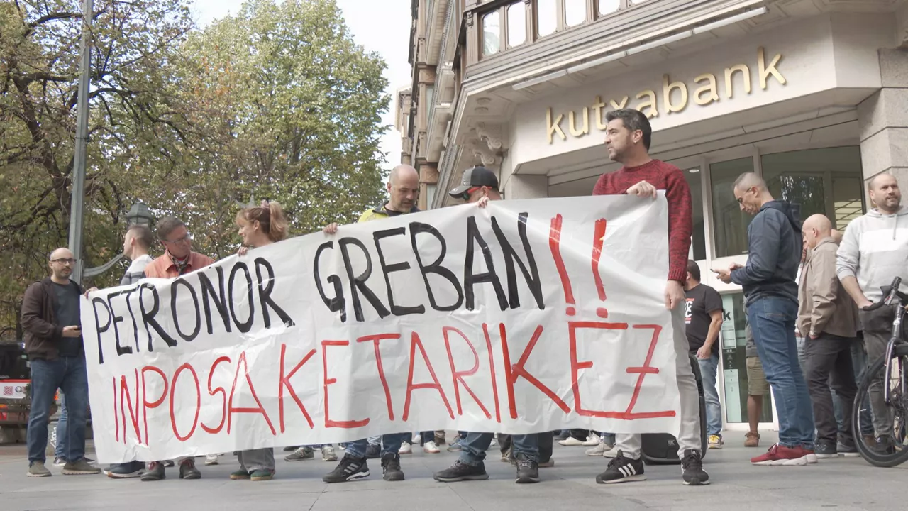 Petronorreko langileen protesta Kutxabanken egoitzan