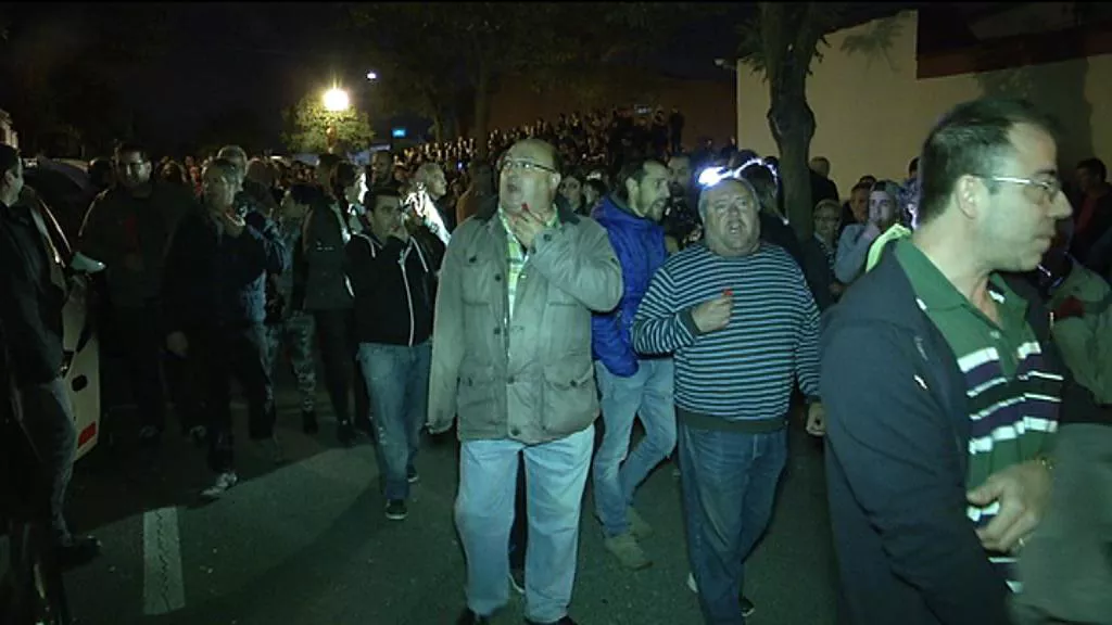 Vecinos del barrio de Abetxuko protestan frente a la vivienda ocupada por 'Los Pichis'. Foto: EiTB