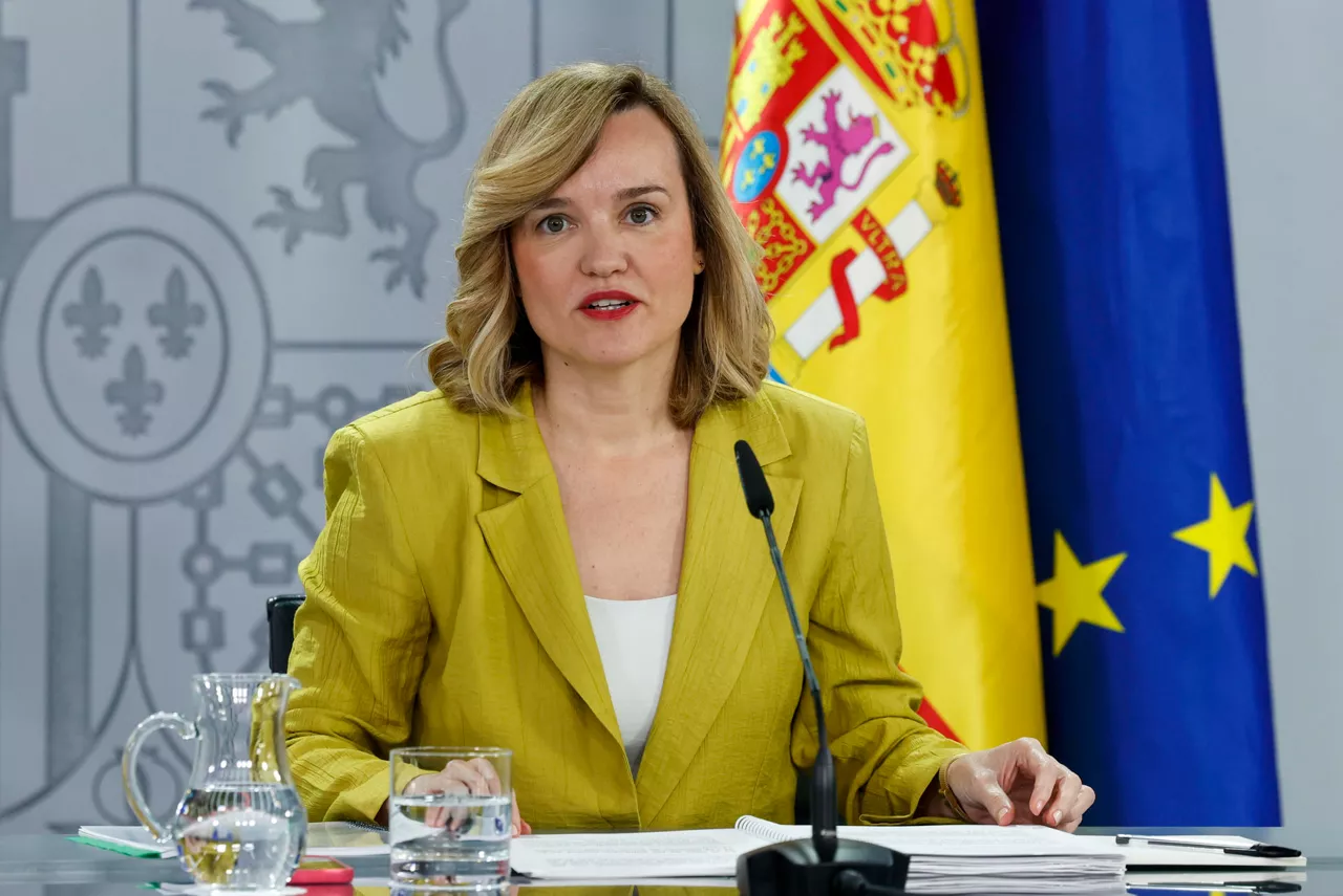MADRID, 17/06/2025.- La ministra de Educación y Portavoz del Gobierno, Pilar Alegría, durante su intervención en la rueda de prensa posterior a la reunión semanal del Consejo de ministros, este martes en Moncloa. EFE/ JJ Guillén
