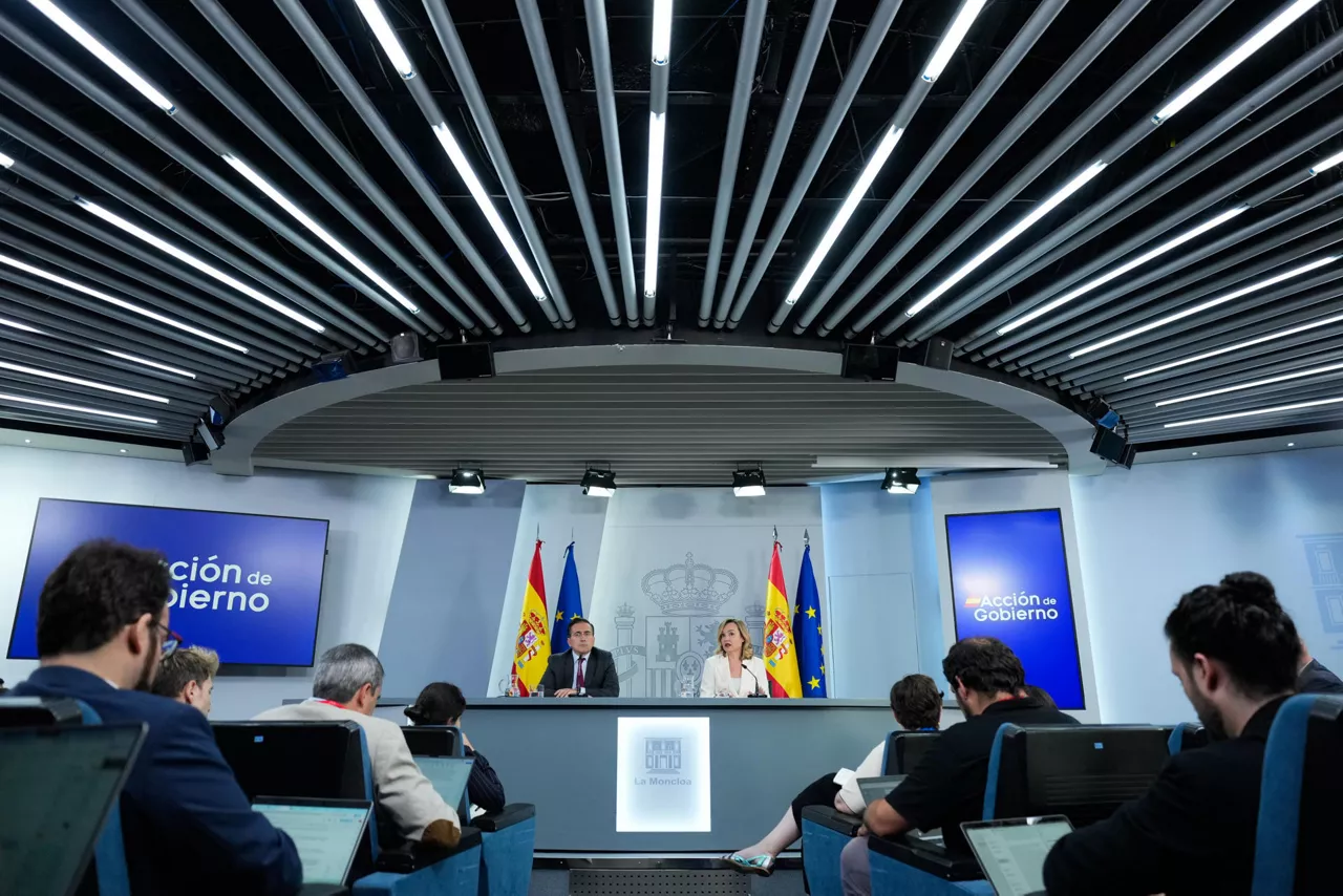MADRID, 10/06/2025.- La portavoz del Gobierno, Pilar Alegría junto al ministro de Asuntos Exteriores, José Manuel Albares durante la rueda de prensa posterior a la reunión del Consejo de Ministros, este martes en el Palacio de la Moncloa. EFE/ Borja Sanchez-trillo
