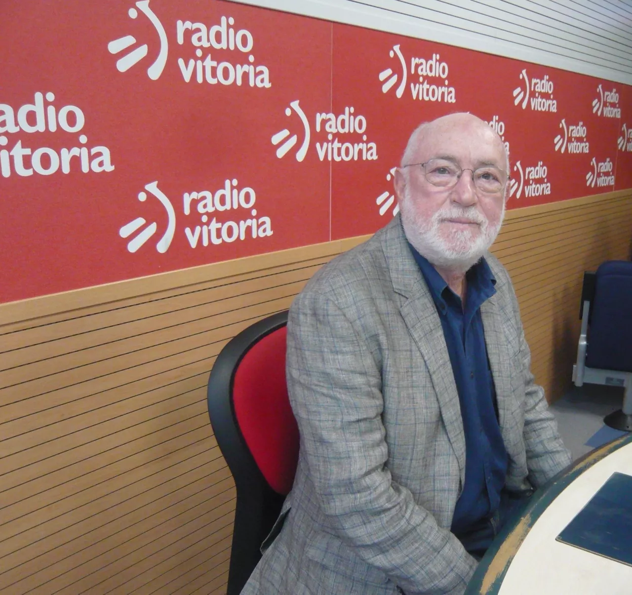 Carmelo Ortiz de Elguea en Radio Vitoria en una imagen de archivo de EITB Media