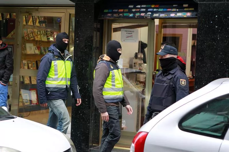 Polizia Nazionalak zuzendutako operazioa aldi berean egin dute hiru hiriburuetan. Argazkia: EFE