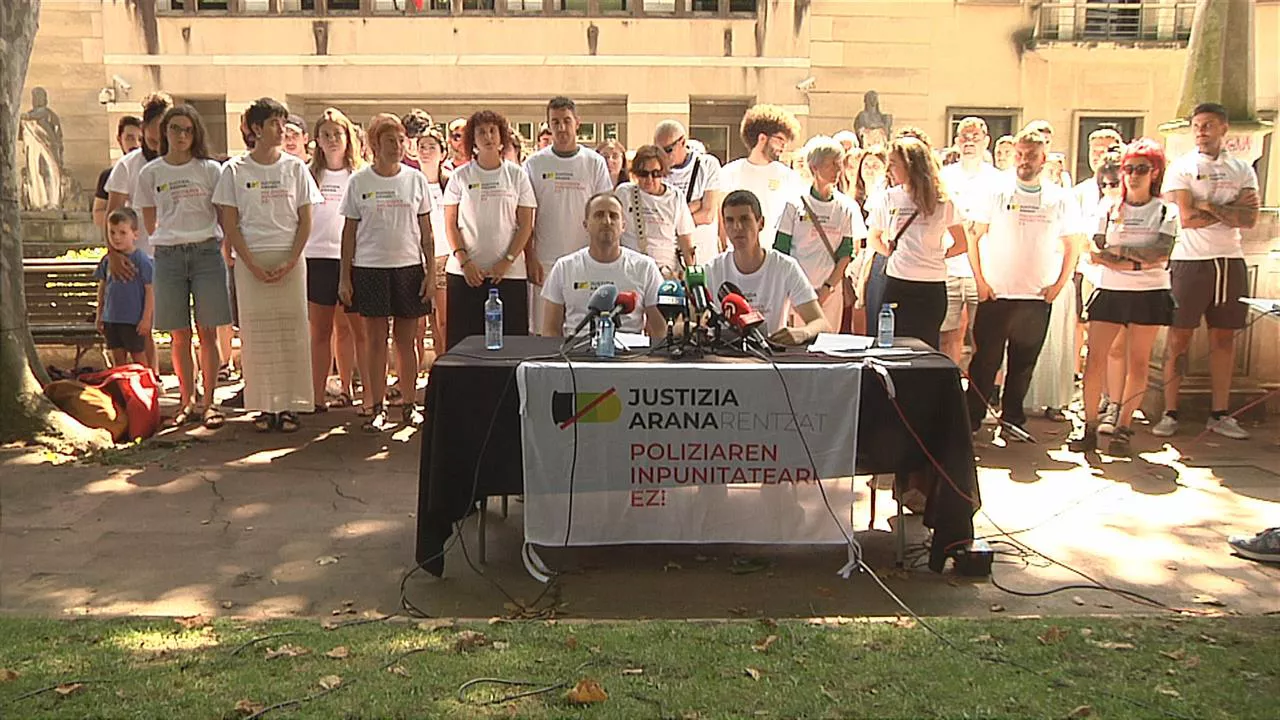 Comparecencia de la plataforma Justizia Aranarentzat frente al Palacio de Justicia de Bilbao. Imagen: EITB