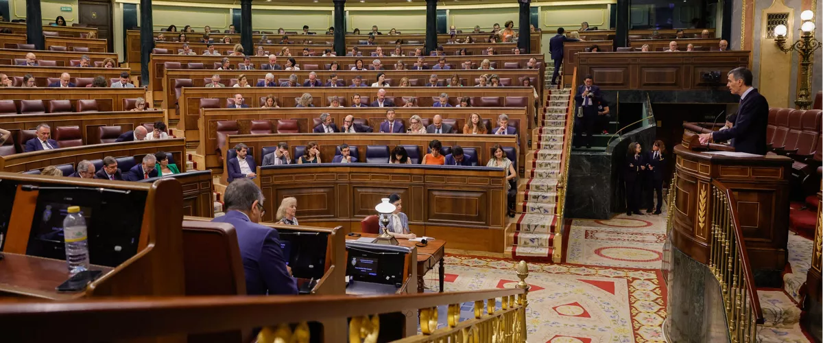 MADRID, 09/07/2025.- El presidente del Gobierno, Pedro Sánchez, interviene desde la tribuna de oradores en el pleno en el Congreso de los Diputados en Madrid, este miércoles. EFE/ Zipi
