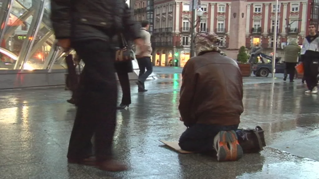 300 lagunek baino gehiagok kalean lo egiten dute EAEn, egunero. Artxiboko irudia: EiTB