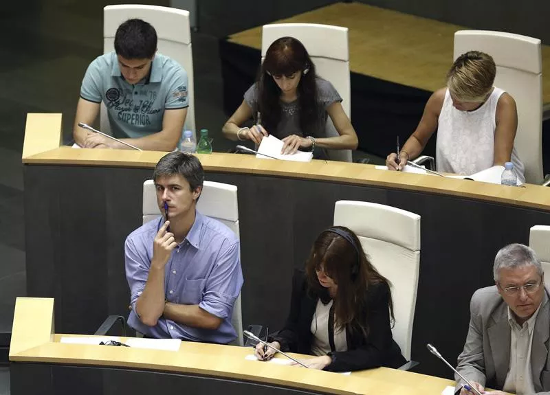  El portavoz de Podemos, Juantxo Iturria, durante el pleno. Foto: EFE