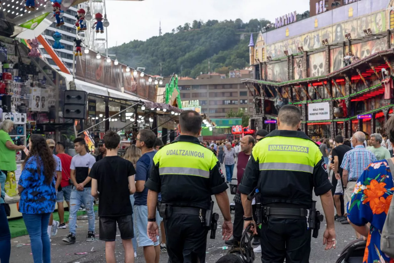 Un total de nueve personas han sido detenidas en la cuarta noche de Aste Nagusia bilbaína, dos de ellas por golpear a policías municipales y una por agresión a un sanitario, según han informado fuentes del Ayuntamiento.