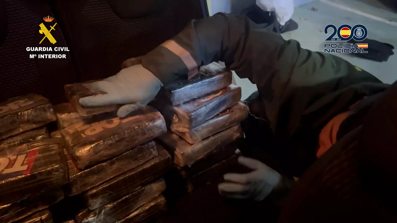 VITORIA, 09/10/2025.-La Guardia Civil del País Vasco y Policía Nacional han desarticulado una organización criminal que introducía grandes cantidades de cocaína en la costa Cantábrica. La droga era transportada desde el sur en vehículos dotados de dobles fondos para el transporte seguro de la droga. El jefe de la organización en el norte de España es un vecino de Santoña que negociaba, organizaba y aseguraba los transportes haciendo de vehículo  lanzadera. Las investigaciones se inician a raíz de la detención a finales del año pasado de un vecino de Asturias en el peaje de Arrigorriaga en la AP68, cuando el Servicio Fiscal de la Guardia Civil de Bizkaia en un control rutinario, incauta 58 kilos de cocaína ocultos en el doble fondo de un vehículo.-EFE/ Guardia Civil/Policía Nacional ***SOLO USO EDITORIAL/SOLO DISPONIBLE PARA ILUSTRAR LA NOTICIA QUE ACOMPAÑA (CRÉDITO OBLIGATORIO)***
