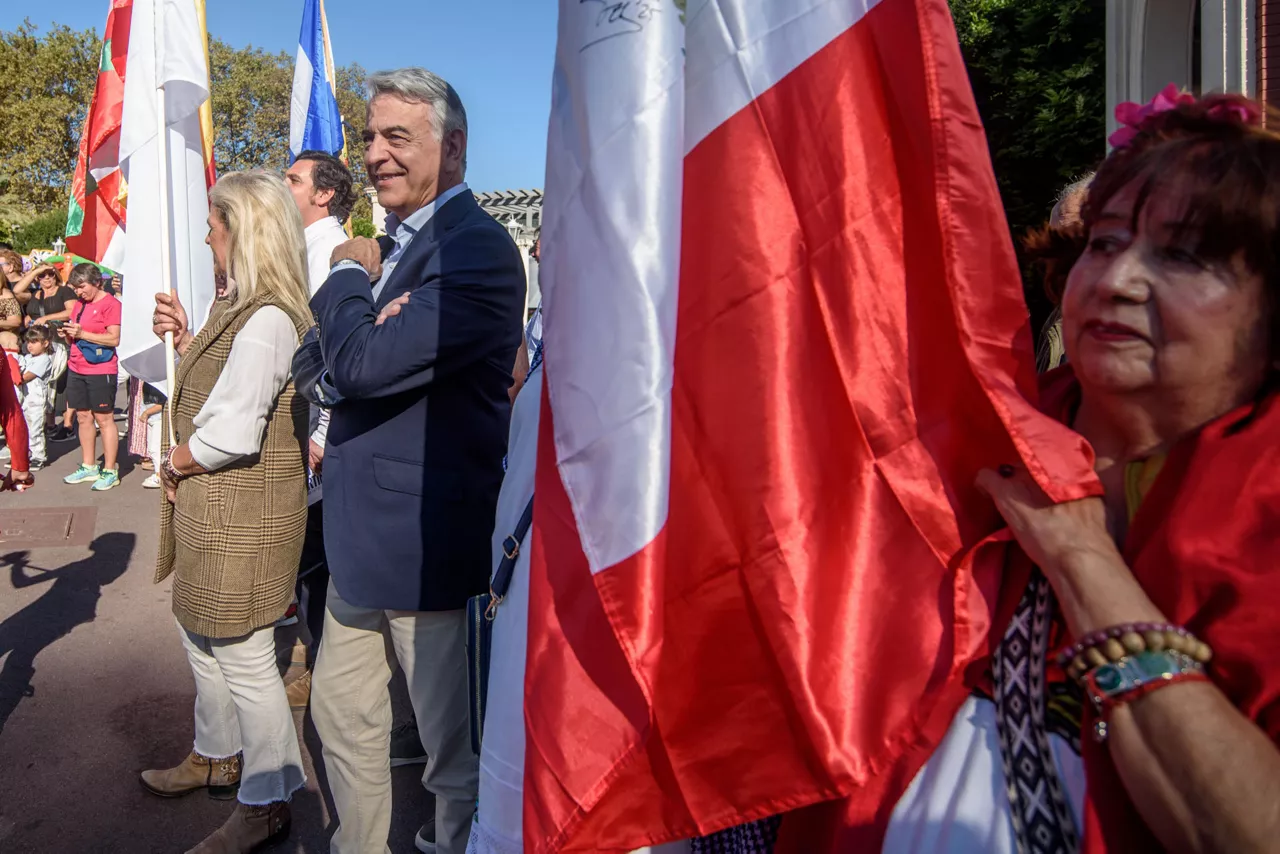 BILBAO (ESPAÑA), 12/10/2025.- El presidente del PP vasco, Javier de Andrés (c), durante su intervención en la inauguración, este domingo 12 de octubre, de la celebración del día de la Hispanidad bajo el lema 'Mil Culturas, un solo abrazo' organizado por el PP de Bilbao. EFE/ Javier Zorrilla
