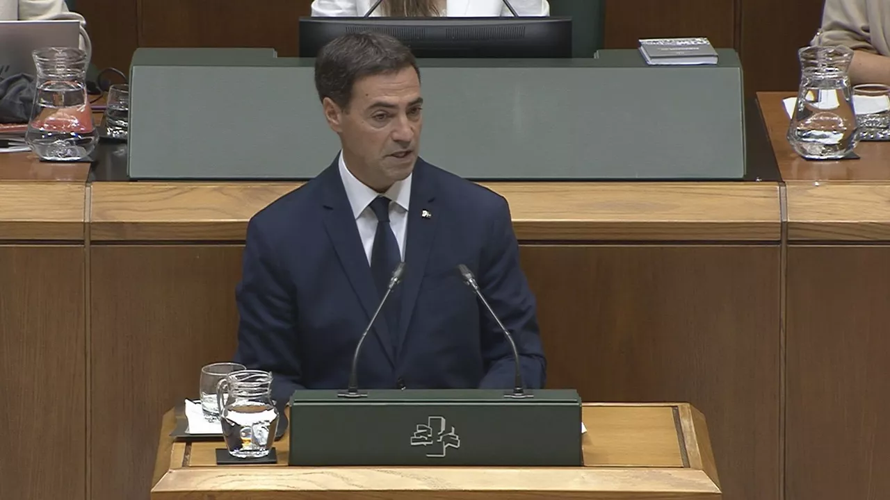 El lehendakari ha asegurado que "es nuestra responsabilidad garantizar la sostenibilidad del modelo vasco de bienestar y acertar en su transformación".  Además, ha apostado por "la negociación y el acuerdo", dejando de lado "trincheras, confrontaciones y líneas rojas".