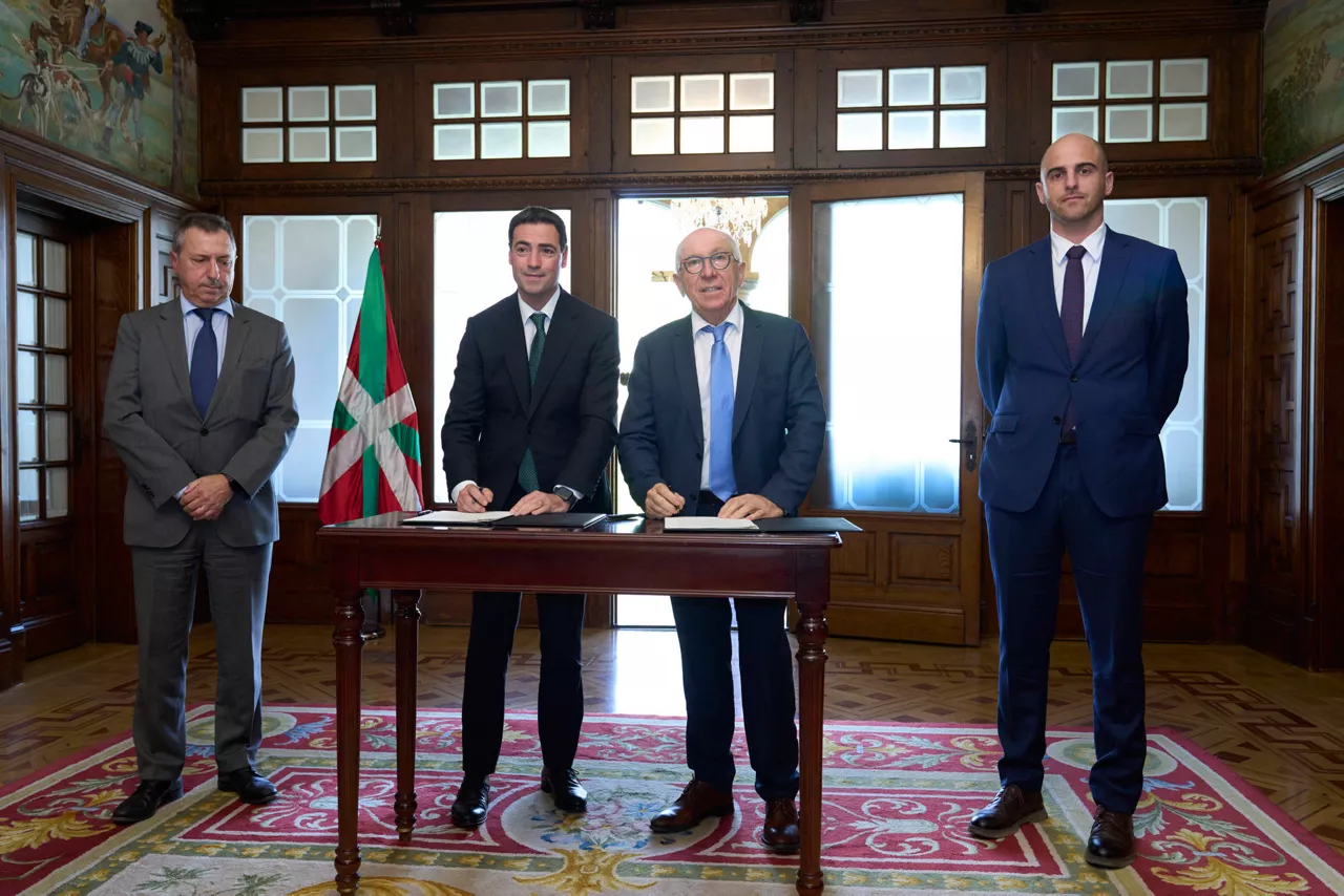 VITORIA (ESPAÑA), 04/11/2025.- El lehendakari Imanol Pradales (2i) se ha reunido con el presidente de la Comunidad de Iparralde y alcalde de Baiona, Jean-René Etchegaray (2d) y con el Conseiller Municipal et Départemental de Bayonne, Joseba Erramundeguy (d) y Director de Asuntos Europeos, Mikel Anton (i) con el que ha firmado un Memorando de Entendimiento (MOU) en el Palacio de Ajurienea de Vitoria. EFE/Adrián Ruiz-Hierro
