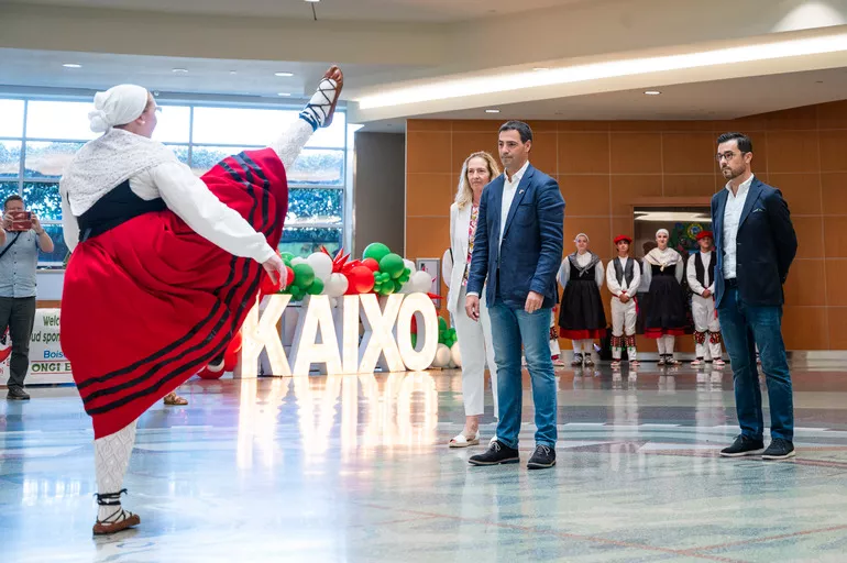 El lehendakari Imanol Pradales es recibido en Boise con un aurresku