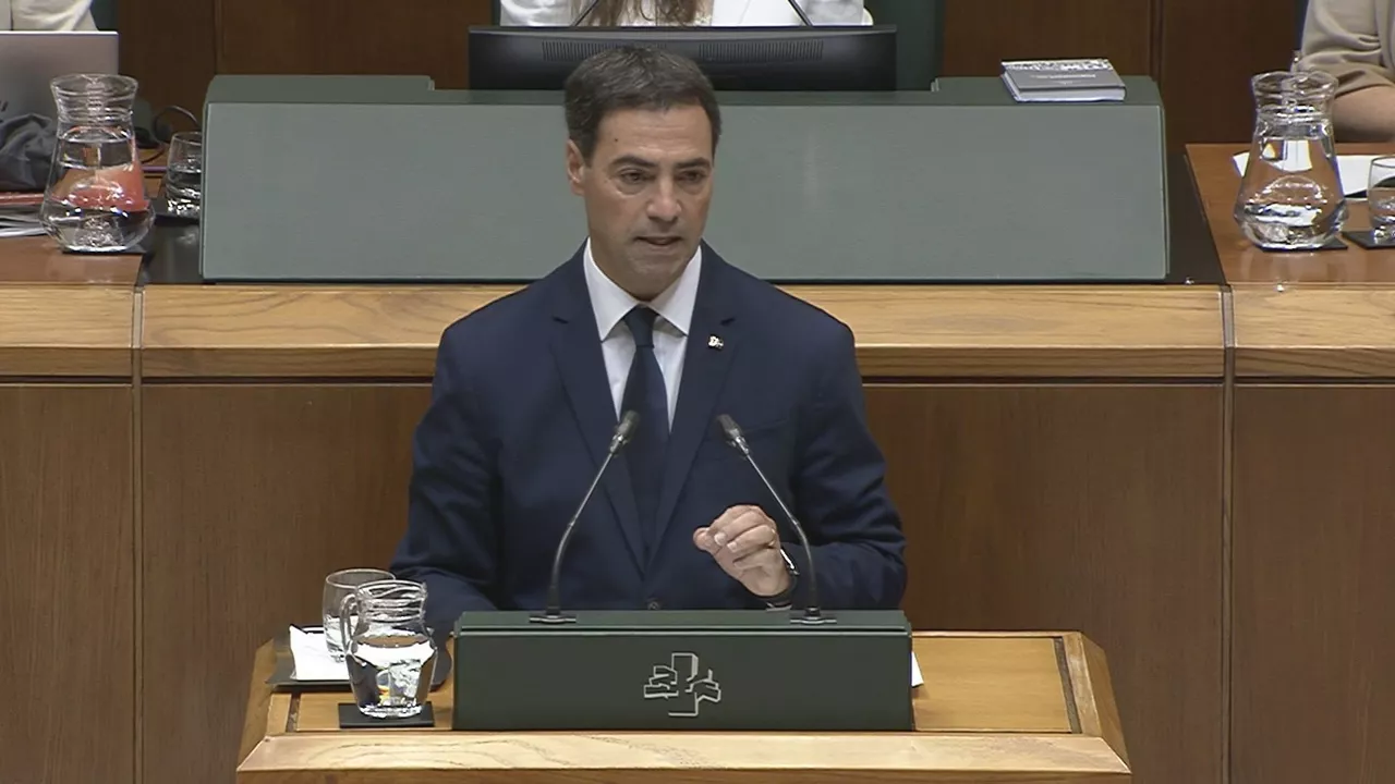 En su intervención en el Pleno de Política General, el lehendakari ha apostado por "defender los valores que definen el modelo europeo". "Este es el momento. Se ha acabado el tiempo de tratar de contentar a todos", ha aseverado. 