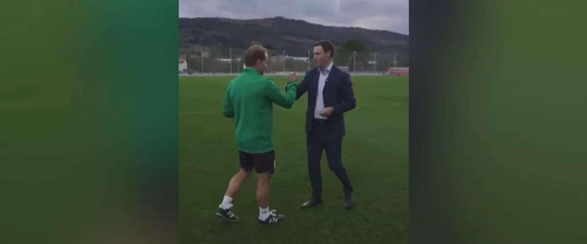 El lehendakari y el seleccionador Jagoba Arrasate se anima con un bertso: “Herria gogotsu dago”