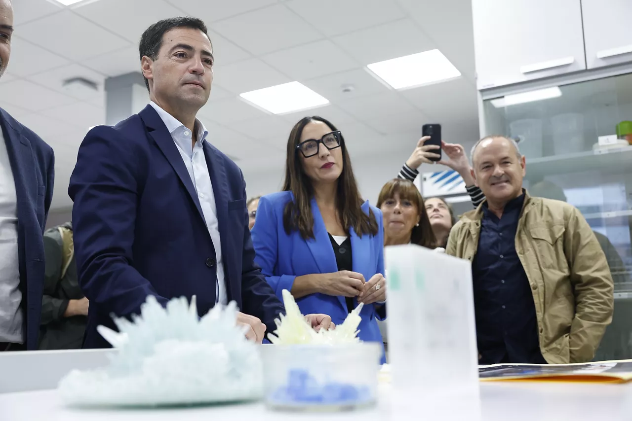 ETXEBARRI (BIZKAIA), 08/09/2025.- El lehendakari, Imanol Pradales (i), y la consejera de Educación del Gobierno Vasco, Begoña Pedrosa (2i), han visitado este lunes el IES Etxebarri BHI con motivo del inicio del curso escolar 2025-2026. EFE/ Miguel Toña
