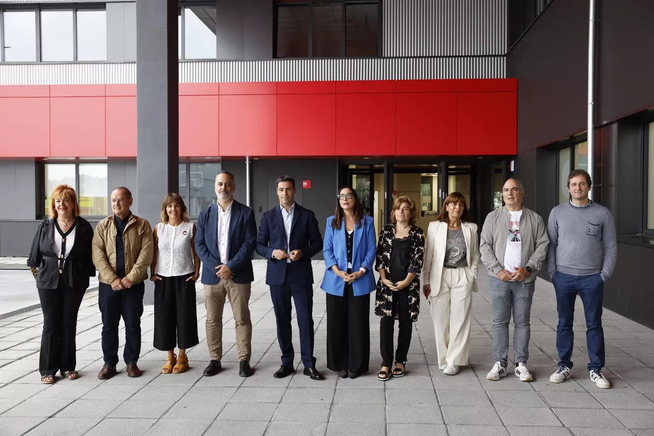 Imanol Pradales preside la reunión de la mesa contra la segregación