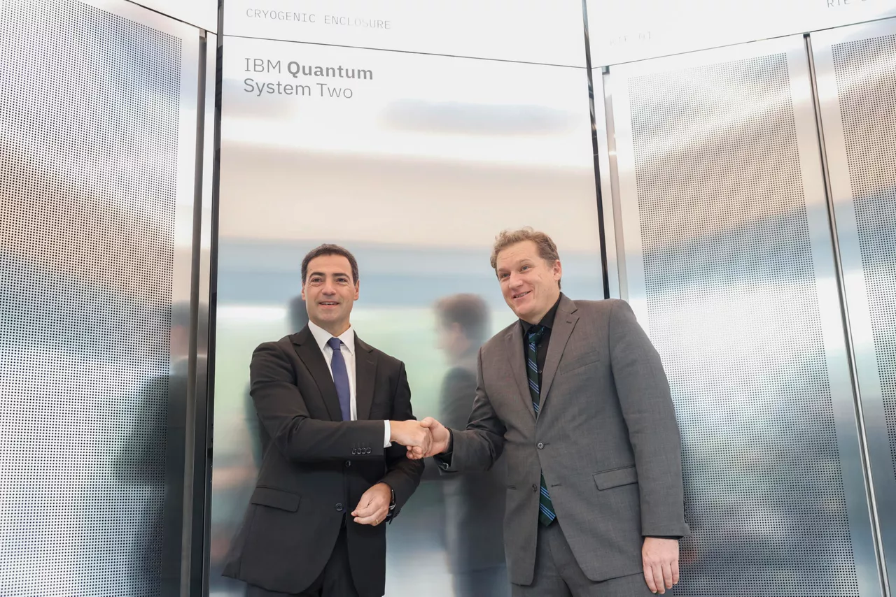 GRAFCAV5192. SAN SEBASTIÁN (ESPAÑA), 14/10/2025.- El lehendakari, Imanol Pradales (i), junto al director de IBM Research, Jay Gambetta (d), durante el acto de inauguración del ordenador cuántico IBM Quantum System Two, considerado el más avanzado de Europa y el primero que se ubica en Gipuzkoa. EFE/Juan Herrero
