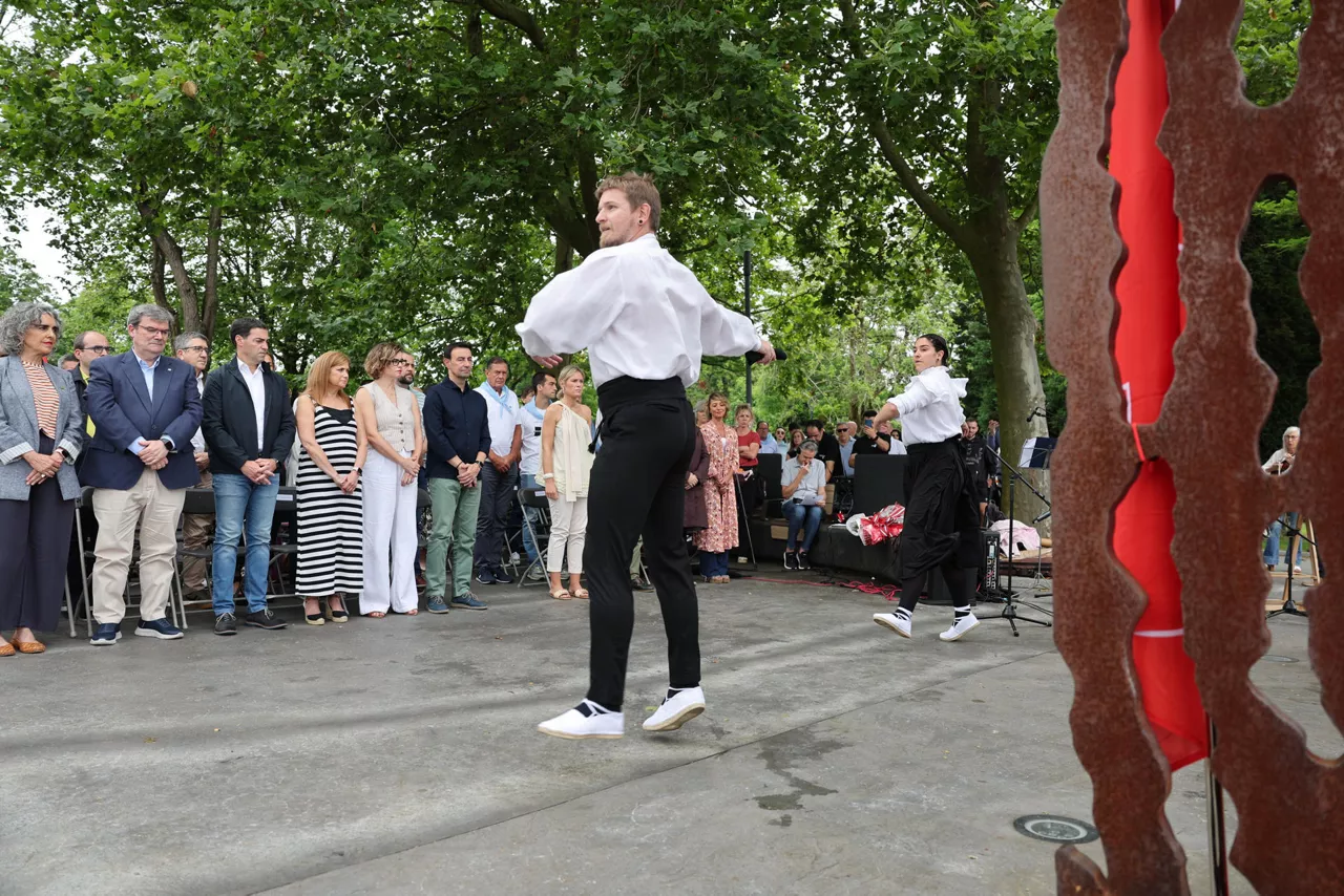 BILBAO, 22/06/2025.- El lehendakari, Imanol Pradales (3i), y la consejera de Justicia y Derechos Humanos, María Jesús San José (4i) asisten al homenaje que las organizaciones históricas rinden cada año a gudaris y milicianos, este domingo en Bilbao. EFE/ Luis Tejido
